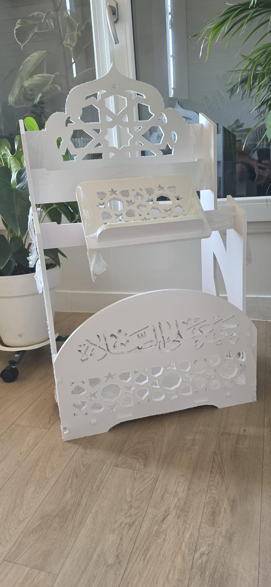 Support de rangement élégant pour coin prière